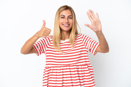 blonde-uruguayan-girl-isolated-on-white-background-counting-six-with-fingers Semana 6