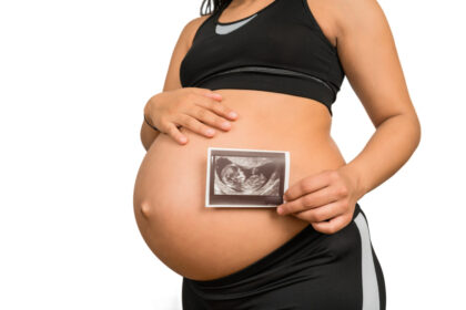 close-up-of-pregnant-woman-holding-the-picture-of-the-ultrasound-scan-of-baby Ecografía